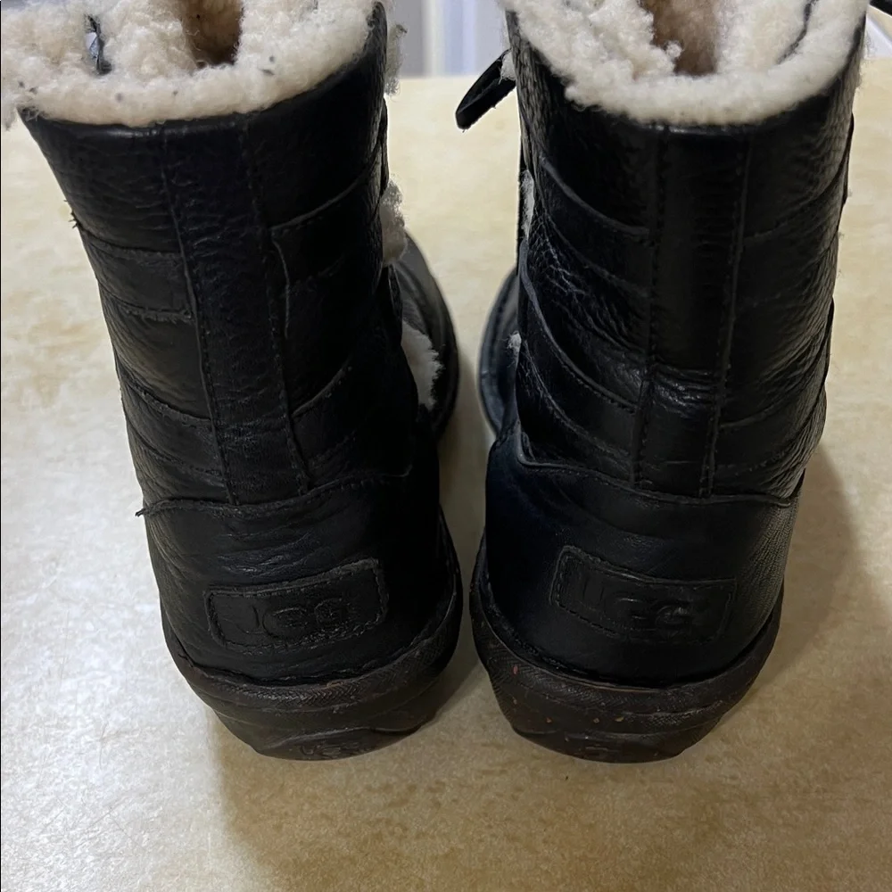 UGG Caspia Ankle Boots Womens 7 Black Leather Sheepskin Lined - Picture 4 of 9